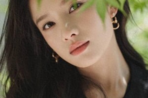 张婧仪春日美照曝光 黑色西装尽显干练优雅