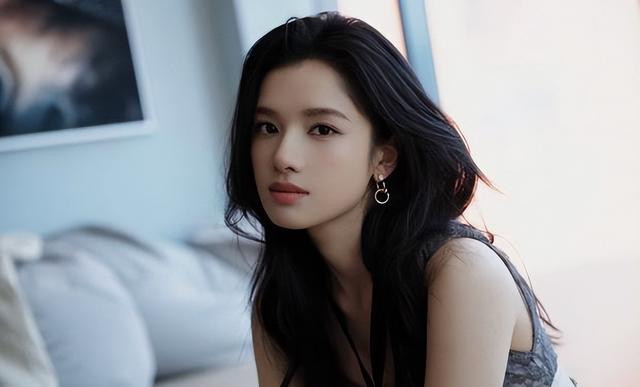 张婧仪侧颜