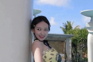 程潇海边泳装美照惊艳亮相，身材火辣吸睛