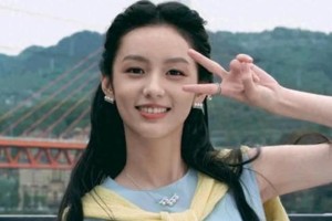 周也素颜逛街展现自然美，清新脱俗引热议