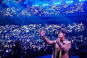 周杰伦2025三亚演唱会：万人合唱点燃青春回忆