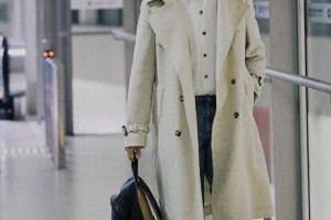 李昀锐米兰时装周机场look：米白风衣演绎贵公子风