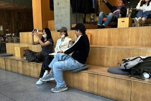 赵丽颖与导演赵德胤私下聚会引猜测，恋爱传闻未证实