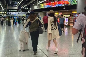 杨幂低调赴港探望女儿小糯米，坚持高质量陪伴
