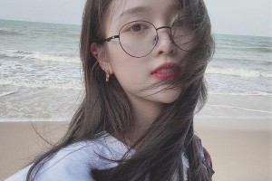 吴宣仪海滩眼镜照曝光，纯美清新引热议