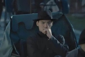向佐《门前宝地》摸鼻梁动作解析：致敬还是演技争议？
