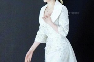 刘亦菲白裙亮相生图惊艳 分享美容秘诀与演艺心得