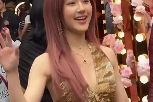 赵露思金色短裙闪耀新天地CT活动，甜美亮相惊艳全场