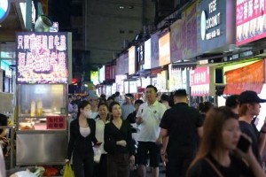 周杰伦南宁演唱会引爆夜市经济 歌迷打卡美食狂欢