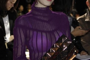 蒋梦婕紫色透视装穿搭解析，优雅与尴尬并存
